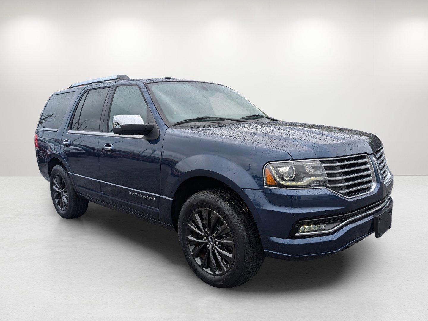 2017 Lincoln Navigator Select (5LMJJ2HT7HE) with an Twin Turbo Premium Unleaded V-6 3.5 L/213 engine, 6-Speed Automatic w/OD transmission, located at 1430 Gateway Drive, Opelika, AL, 36801, (334) 239-0944, 32.637871, -85.409790 - 2017 Lincoln Navigator Select - Photo#2