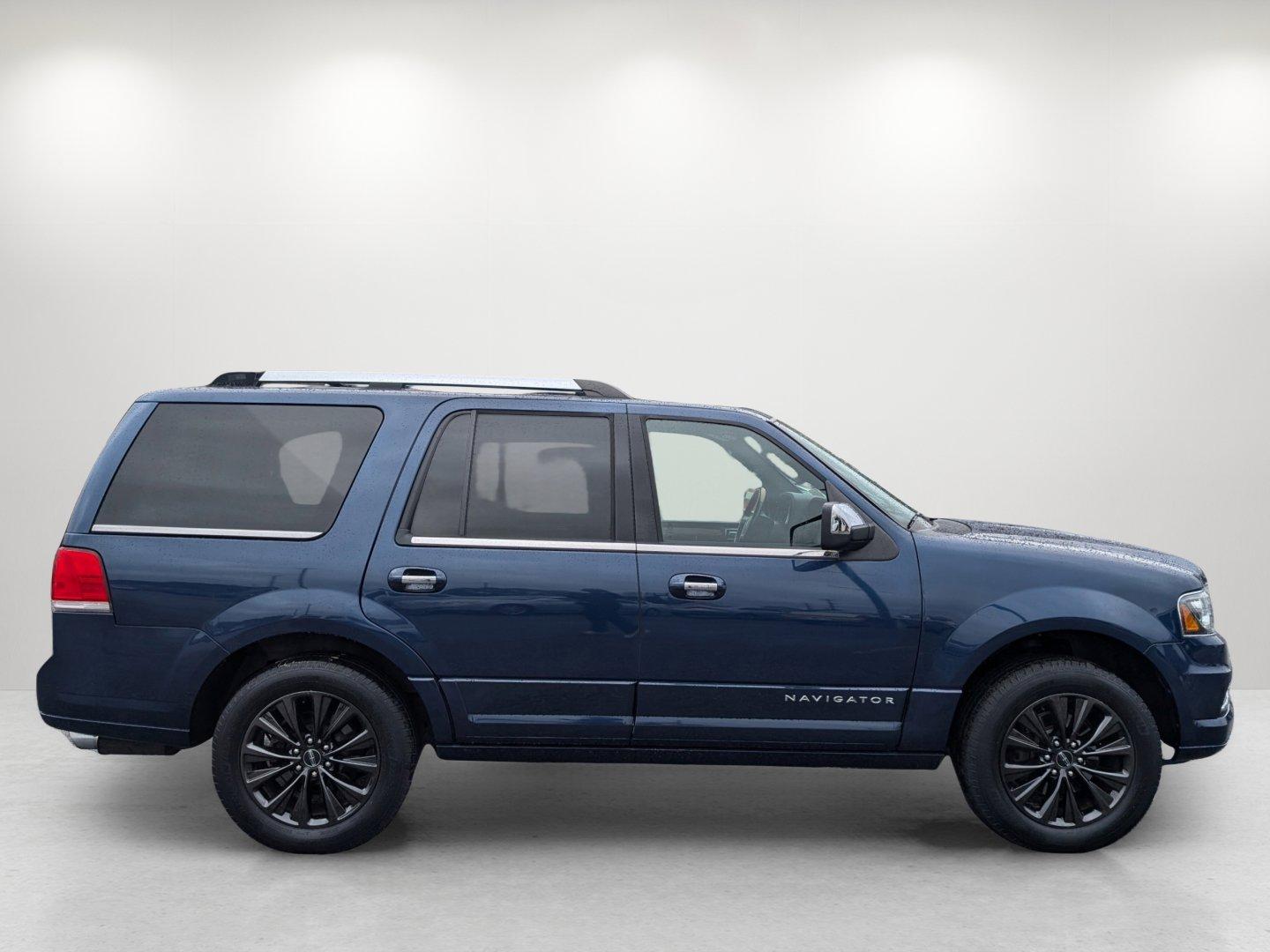 2017 Lincoln Navigator Select (5LMJJ2HT7HE) with an Twin Turbo Premium Unleaded V-6 3.5 L/213 engine, 6-Speed Automatic w/OD transmission, located at 1430 Gateway Drive, Opelika, AL, 36801, (334) 239-0944, 32.637871, -85.409790 - 2017 Lincoln Navigator Select - Photo#3