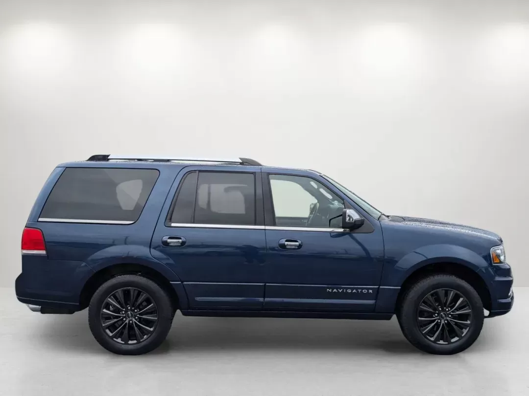 2017 Lincoln Navigator Select (5LMJJ2HT7HE) with an Twin Turbo Premium Unleaded V-6 3.5 L/213 engine, 6-Speed Automatic w/OD transmission, located at 1430 Gateway Drive, Opelika, AL, 36801, (334) 239-0944, 32.637871, -85.409790 - 2017 Lincoln Navigator Select - Photo#3