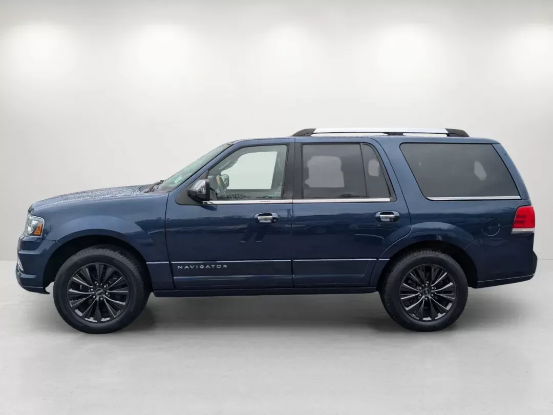 2017 Lincoln Navigator Select (5LMJJ2HT7HE) with an Twin Turbo Premium Unleaded V-6 3.5 L/213 engine, 6-Speed Automatic w/OD transmission, located at 1430 Gateway Drive, Opelika, AL, 36801, (334) 239-0944, 32.637871, -85.409790 - 2017 Lincoln Navigator Select - Photo#6