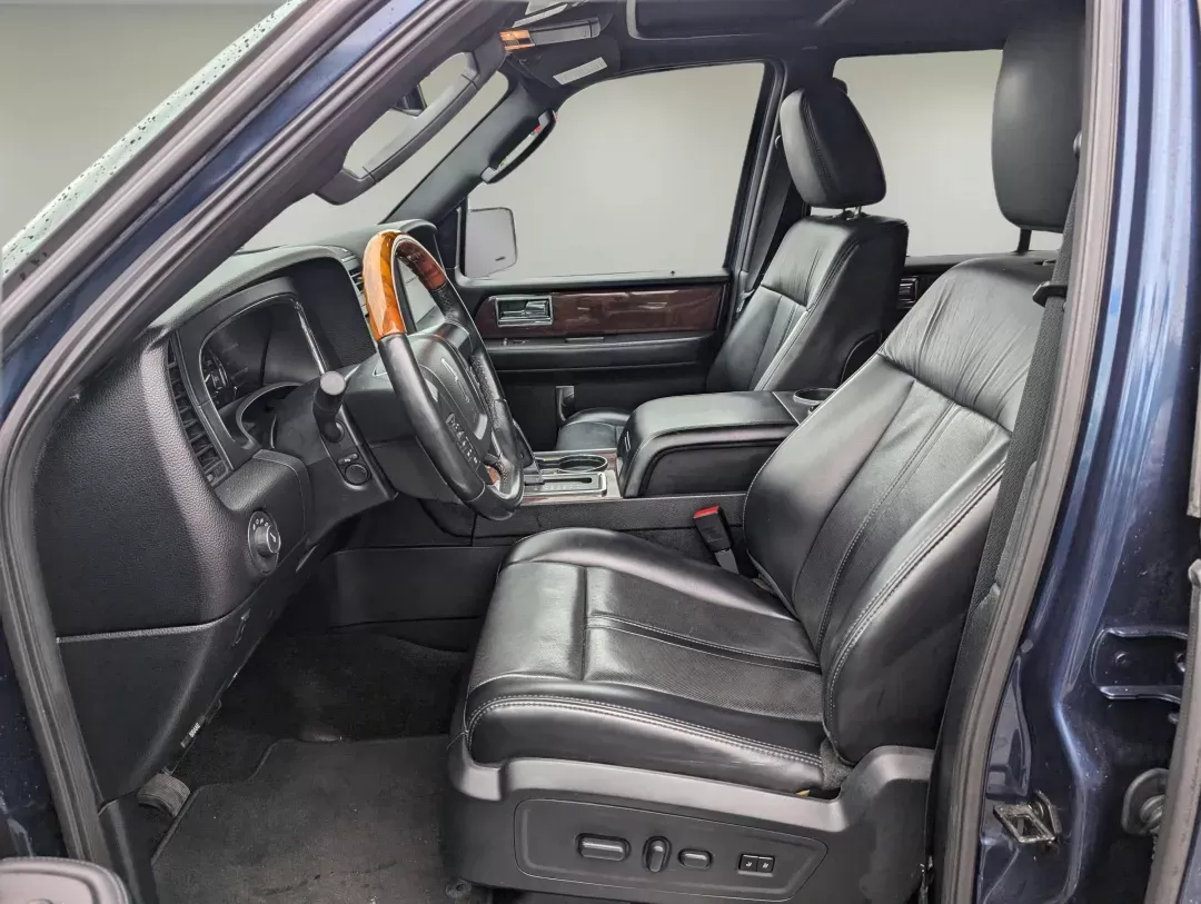 2017 Lincoln Navigator Select (5LMJJ2HT7HE) with an Twin Turbo Premium Unleaded V-6 3.5 L/213 engine, 6-Speed Automatic w/OD transmission, located at 1430 Gateway Drive, Opelika, AL, 36801, (334) 239-0944, 32.637871, -85.409790 - 2017 Lincoln Navigator Select - Photo#8