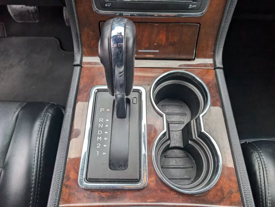 2017 Lincoln Navigator Select (5LMJJ2HT7HE) with an Twin Turbo Premium Unleaded V-6 3.5 L/213 engine, 6-Speed Automatic w/OD transmission, located at 1430 Gateway Drive, Opelika, AL, 36801, (334) 239-0944, 32.637871, -85.409790 - 2017 Lincoln Navigator Select - Photo#12