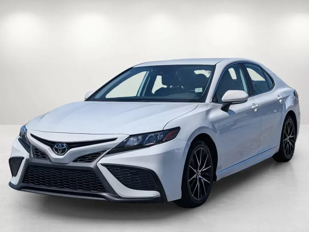 2022 Toyota Camry SE (4T1G11AKXNU) with an Regular Unleaded I-4 2.5 L/152 engine, 8-Speed Automatic w/OD transmission, located at 1430 Gateway Drive, Opelika, AL, 36801, (334) 239-0944, 32.637871, -85.409790 - 2022 Toyota Camry SE - Photo#1