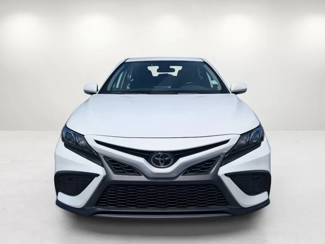 2022 Toyota Camry SE (4T1G11AKXNU) with an Regular Unleaded I-4 2.5 L/152 engine, 8-Speed Automatic w/OD transmission, located at 1430 Gateway Drive, Opelika, AL, 36801, (334) 239-0944, 32.637871, -85.409790 - 2022 Toyota Camry SE - Photo#2