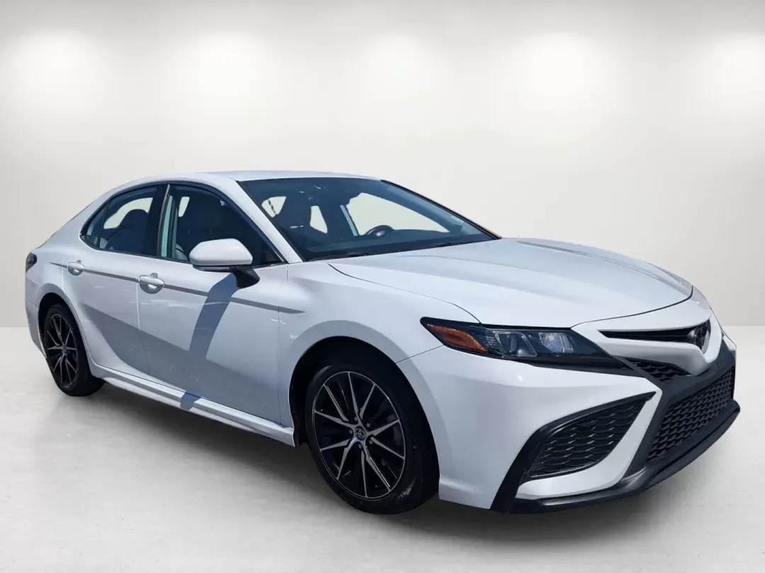 2022 Toyota Camry SE (4T1G11AKXNU) with an Regular Unleaded I-4 2.5 L/152 engine, 8-Speed Automatic w/OD transmission, located at 1430 Gateway Drive, Opelika, AL, 36801, (334) 239-0944, 32.637871, -85.409790 - 2022 Toyota Camry SE - Photo#3