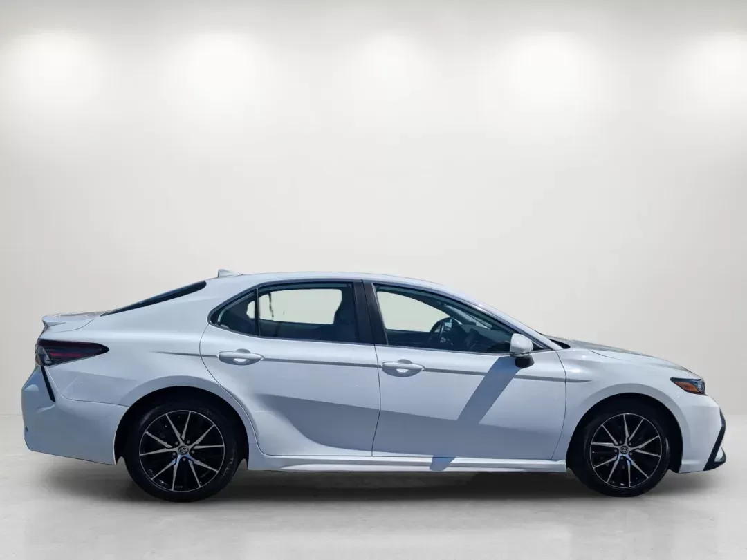 2022 Toyota Camry SE (4T1G11AKXNU) with an Regular Unleaded I-4 2.5 L/152 engine, 8-Speed Automatic w/OD transmission, located at 1430 Gateway Drive, Opelika, AL, 36801, (334) 239-0944, 32.637871, -85.409790 - 2022 Toyota Camry SE - Photo#4