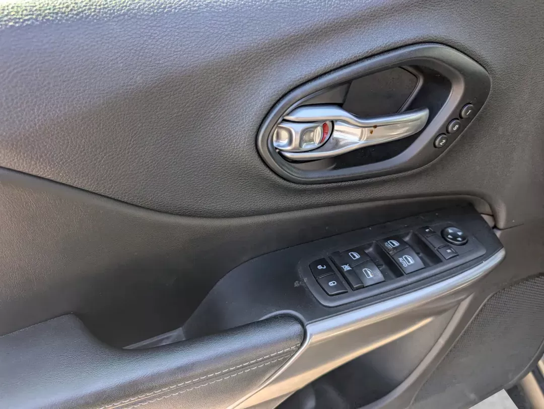 2019 /Black Jeep Cherokee Limited (1C4PJLDB2KD) with an Regular Unleaded I-4 2.4 L/144 engine, 9-Speed Automatic w/OD transmission, located at 5115 14th Ave., Columbus, GA, 31904, (706) 323-0345, 32.511494, -84.971046 - 2019 Jeep Cherokee Limited - Photo#8
