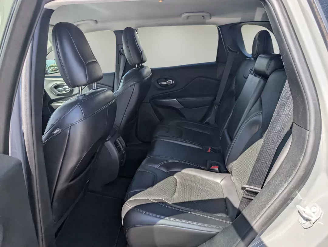 2019 /Black Jeep Cherokee Limited (1C4PJLDB2KD) with an Regular Unleaded I-4 2.4 L/144 engine, 9-Speed Automatic w/OD transmission, located at 5115 14th Ave., Columbus, GA, 31904, (706) 323-0345, 32.511494, -84.971046 - 2019 Jeep Cherokee Limited - Photo#10