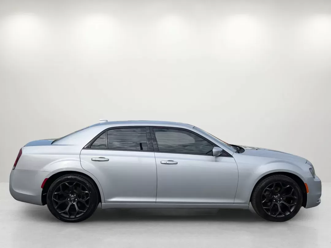 2019 /Black Chrysler 300 300S (2C3CCABG2KH) with an Regular Unleaded V-6 3.6 L/220 engine, 8-Speed Automatic w/OD transmission, located at 1430 Gateway Drive, Opelika, AL, 36801, (334) 239-0944, 32.637871, -85.409790 - 2019 Chrysler 300 300S - Photo#3