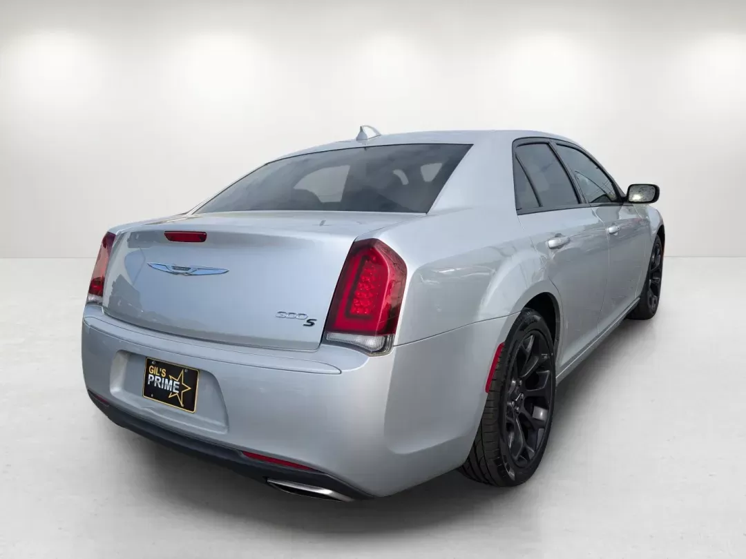 2019 /Black Chrysler 300 300S (2C3CCABG2KH) with an Regular Unleaded V-6 3.6 L/220 engine, 8-Speed Automatic w/OD transmission, located at 1430 Gateway Drive, Opelika, AL, 36801, (334) 239-0944, 32.637871, -85.409790 - 2019 Chrysler 300 300S - Photo#4