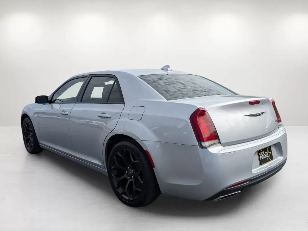2019 /Black Chrysler 300 300S (2C3CCABG2KH) with an Regular Unleaded V-6 3.6 L/220 engine, 8-Speed Automatic w/OD transmission, located at 1430 Gateway Drive, Opelika, AL, 36801, (334) 239-0944, 32.637871, -85.409790 - 2019 Chrysler 300 300S - Photo#6