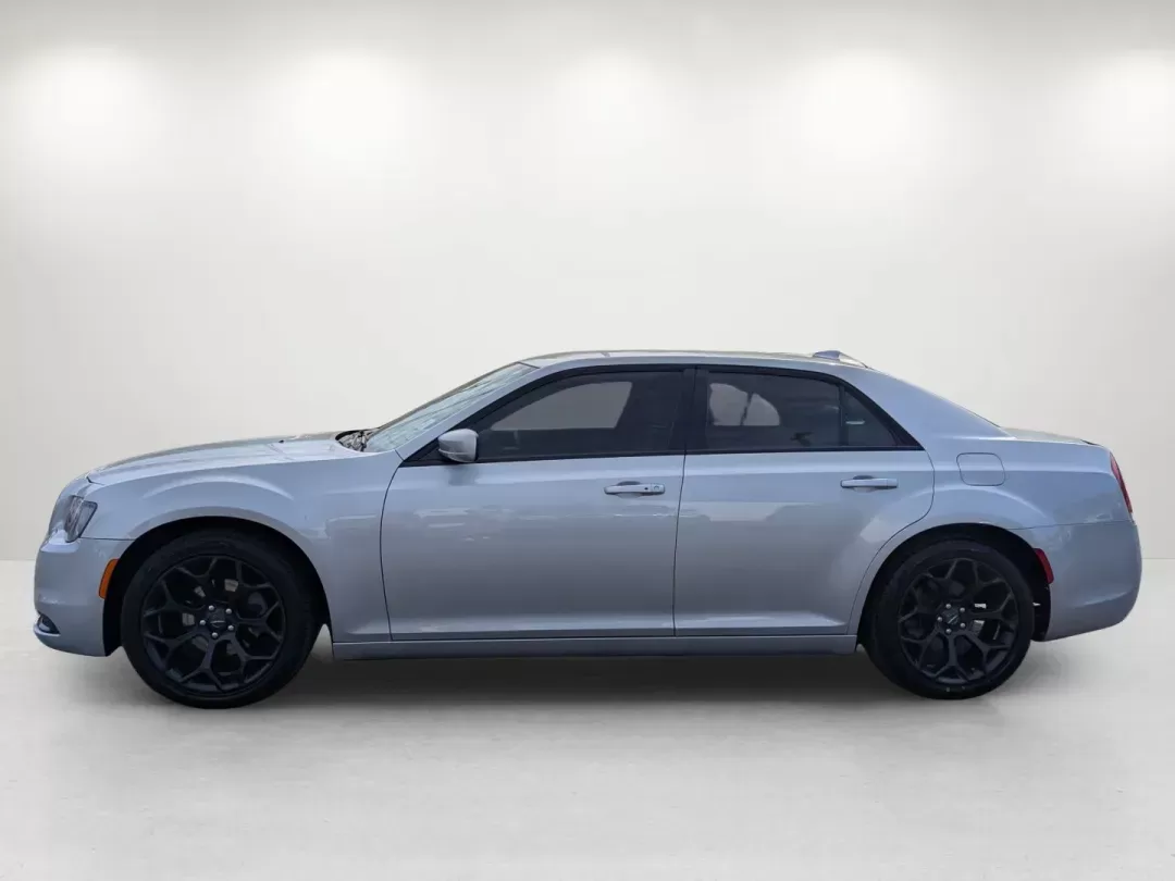 2019 /Black Chrysler 300 300S (2C3CCABG2KH) with an Regular Unleaded V-6 3.6 L/220 engine, 8-Speed Automatic w/OD transmission, located at 1430 Gateway Drive, Opelika, AL, 36801, (334) 239-0944, 32.637871, -85.409790 - 2019 Chrysler 300 300S - Photo#7