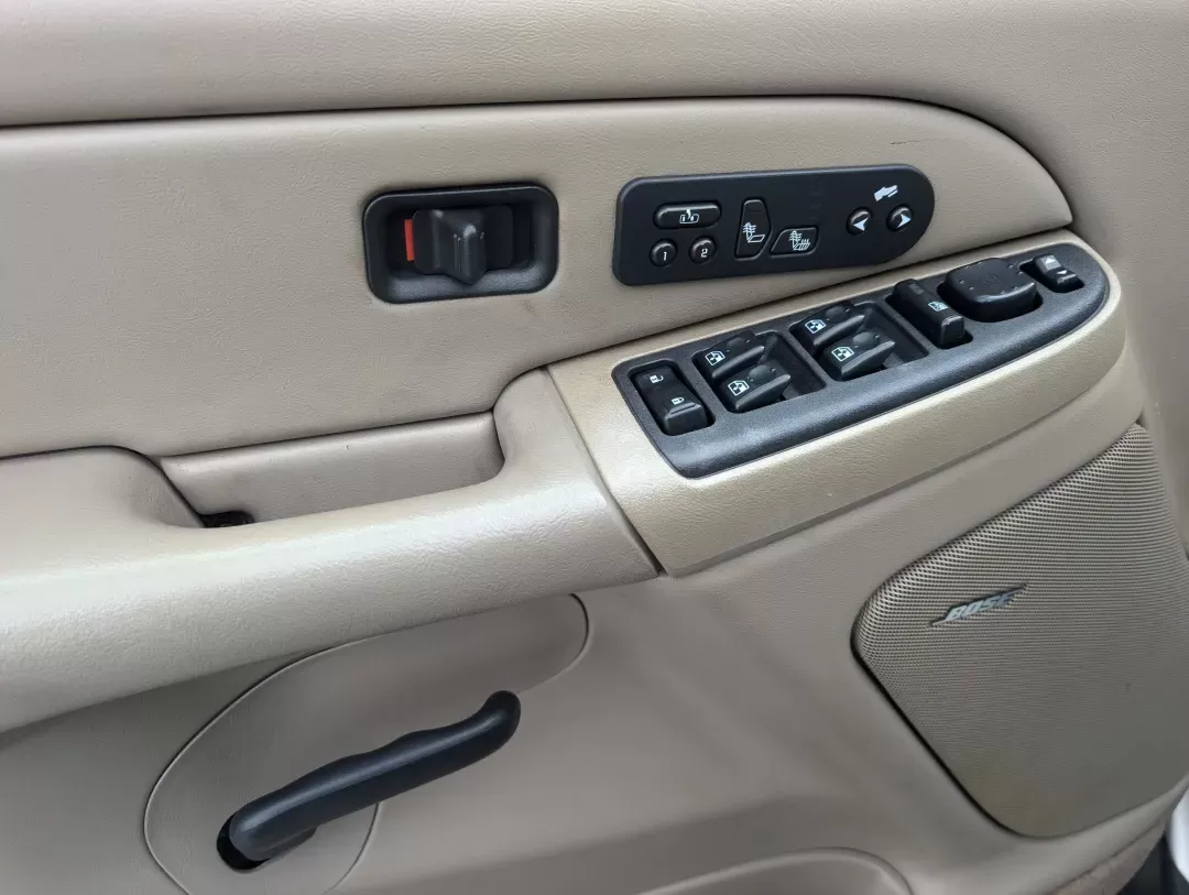 2004 /Tan/Neutral Chevrolet Tahoe LT (1GNEC13Z84R) with an Gas V8 5.3L/327 engine, 4-Speed Automatic w/OD transmission, located at 3959 U.S. 80 W, Phenix City, AL, 36870, (334) 297-4885, 32.469296, -85.135185 - 2004 Chevrolet Tahoe LT - Photo#8