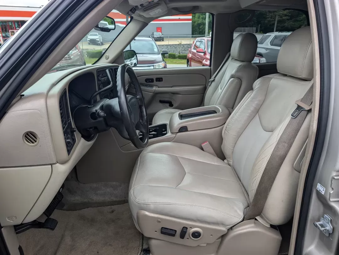2004 /Tan/Neutral Chevrolet Tahoe LT (1GNEC13Z84R) with an Gas V8 5.3L/327 engine, 4-Speed Automatic w/OD transmission, located at 3959 U.S. 80 W, Phenix City, AL, 36870, (334) 297-4885, 32.469296, -85.135185 - 2004 Chevrolet Tahoe LT - Photo#9