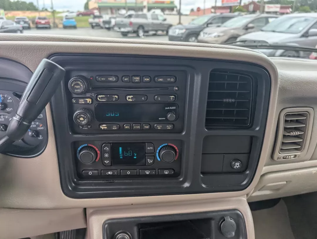 2004 /Tan/Neutral Chevrolet Tahoe LT (1GNEC13Z84R) with an Gas V8 5.3L/327 engine, 4-Speed Automatic w/OD transmission, located at 3959 U.S. 80 W, Phenix City, AL, 36870, (334) 297-4885, 32.469296, -85.135185 - 2004 Chevrolet Tahoe LT - Photo#15