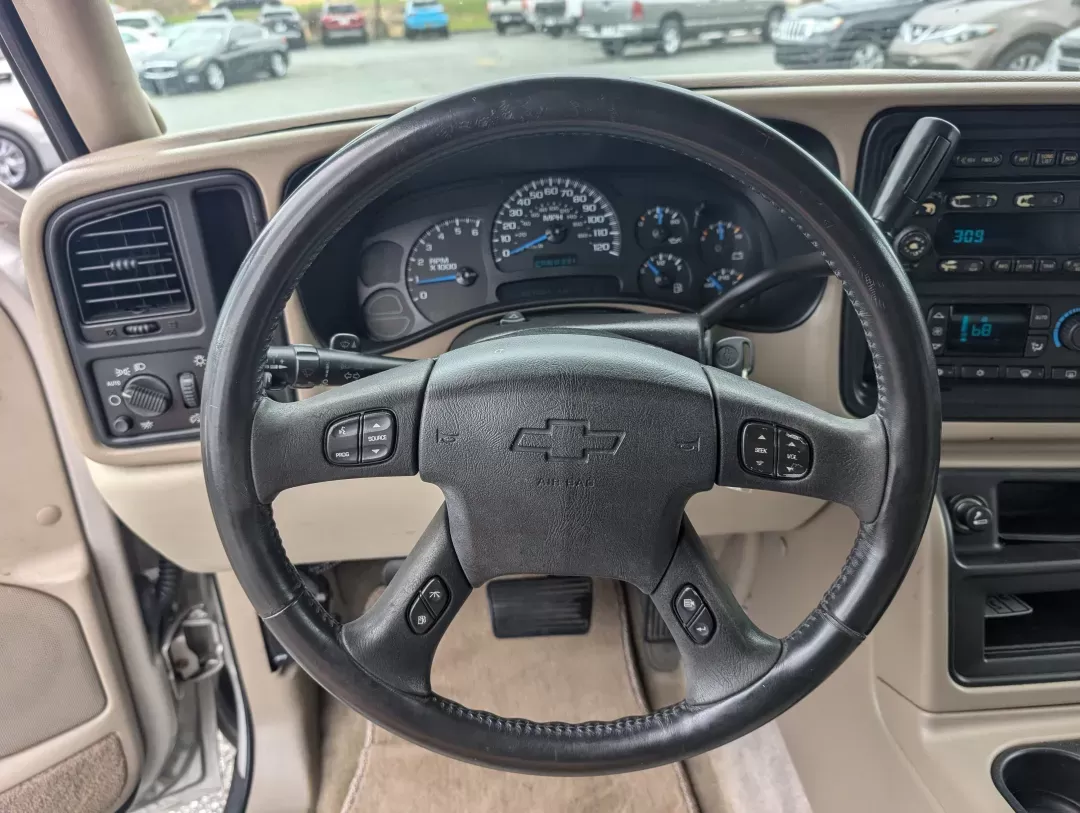 2004 /Tan/Neutral Chevrolet Tahoe LT (1GNEC13Z84R) with an Gas V8 5.3L/327 engine, 4-Speed Automatic w/OD transmission, located at 3959 U.S. 80 W, Phenix City, AL, 36870, (334) 297-4885, 32.469296, -85.135185 - 2004 Chevrolet Tahoe LT - Photo#16