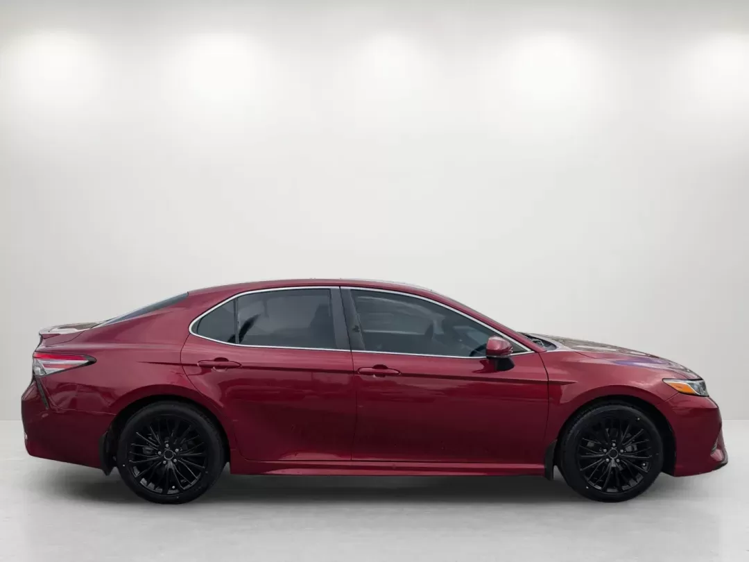 2018 Toyota Camry SE (4T1B11HK5JU) with an Regular Unleaded I-4 2.5 L/152 engine, 8-Speed Automatic w/OD transmission, located at 1430 Gateway Drive, Opelika, AL, 36801, (334) 239-0944, 32.637871, -85.409790 - 2018 Toyota Camry SE - Photo#4