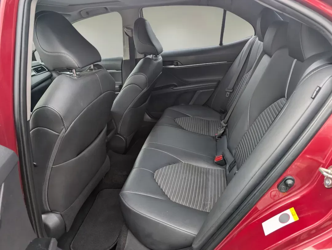 2018 Toyota Camry SE (4T1B11HK5JU) with an Regular Unleaded I-4 2.5 L/152 engine, 8-Speed Automatic w/OD transmission, located at 1430 Gateway Drive, Opelika, AL, 36801, (334) 239-0944, 32.637871, -85.409790 - 2018 Toyota Camry SE - Photo#11