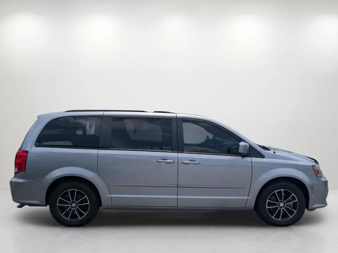 2017 /Black Dodge Grand Caravan GT (2C4RDGEG0HR) with an Regular Unleaded V-6 3.6 L/220 engine, 6-Speed Multi-Speed Automatic w/OD transmission, located at 3959 U.S. 80 W, Phenix City, AL, 36870, (334) 297-4885, 32.469296, -85.135185 - 2017 Dodge Grand Caravan GT - Photo#4