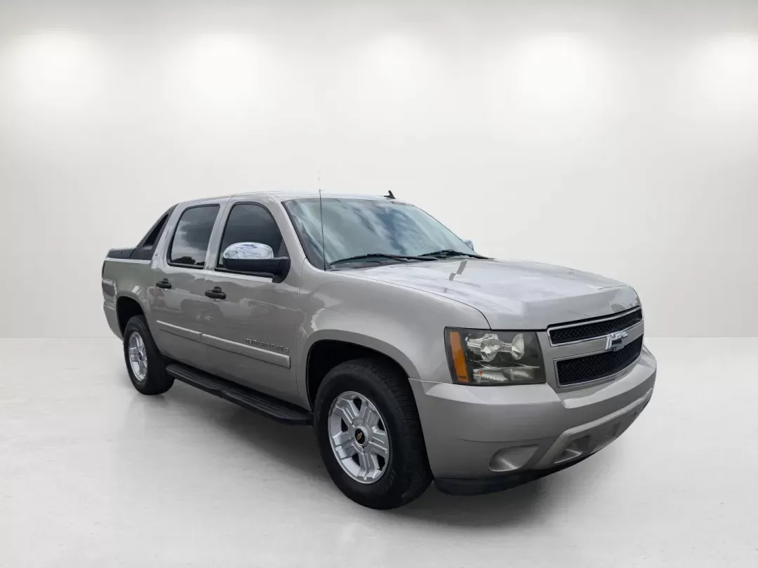 2008 /Dark Titanium/Light Titanium Chevrolet Avalanche LS (3GNEC12078G) with an Gas/Ethanol V8 5.3L/325 engine, 4-Speed Automatic w/OD transmission, located at 1430 Gateway Drive, Opelika, AL, 36801, (334) 239-0944, 32.637871, -85.409790 - 2008 Chevrolet Avalanche LS - Photo#2