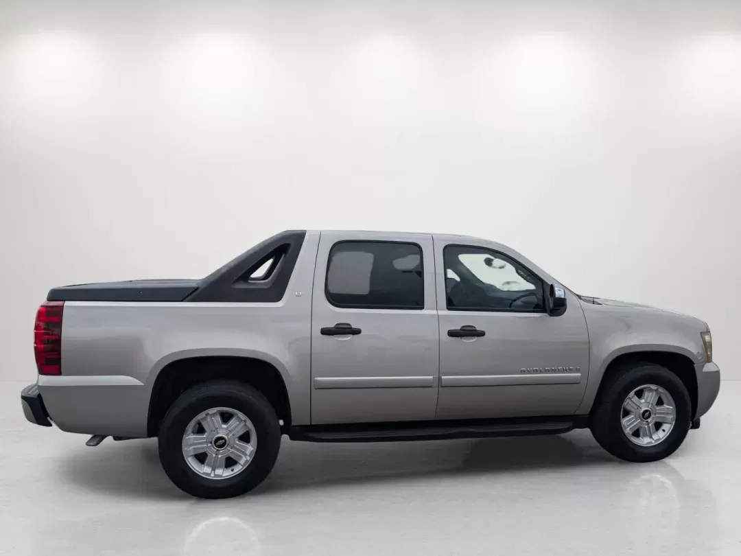 2008 /Dark Titanium/Light Titanium Chevrolet Avalanche LS (3GNEC12078G) with an Gas/Ethanol V8 5.3L/325 engine, 4-Speed Automatic w/OD transmission, located at 1430 Gateway Drive, Opelika, AL, 36801, (334) 239-0944, 32.637871, -85.409790 - 2008 Chevrolet Avalanche LS - Photo#3