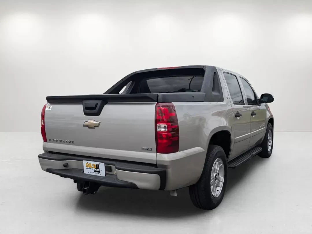 2008 /Dark Titanium/Light Titanium Chevrolet Avalanche LS (3GNEC12078G) with an Gas/Ethanol V8 5.3L/325 engine, 4-Speed Automatic w/OD transmission, located at 1430 Gateway Drive, Opelika, AL, 36801, (334) 239-0944, 32.637871, -85.409790 - 2008 Chevrolet Avalanche LS - Photo#4