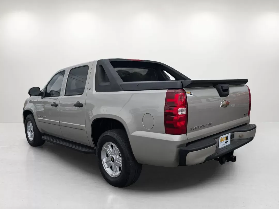 2008 /Dark Titanium/Light Titanium Chevrolet Avalanche LS (3GNEC12078G) with an Gas/Ethanol V8 5.3L/325 engine, 4-Speed Automatic w/OD transmission, located at 1430 Gateway Drive, Opelika, AL, 36801, (334) 239-0944, 32.637871, -85.409790 - 2008 Chevrolet Avalanche LS - Photo#6