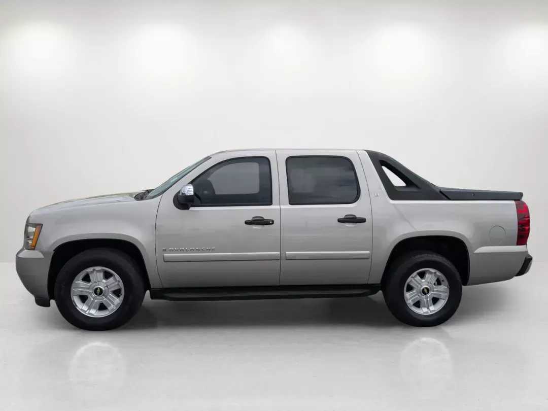 2008 /Dark Titanium/Light Titanium Chevrolet Avalanche LS (3GNEC12078G) with an Gas/Ethanol V8 5.3L/325 engine, 4-Speed Automatic w/OD transmission, located at 1430 Gateway Drive, Opelika, AL, 36801, (334) 239-0944, 32.637871, -85.409790 - 2008 Chevrolet Avalanche LS - Photo#7