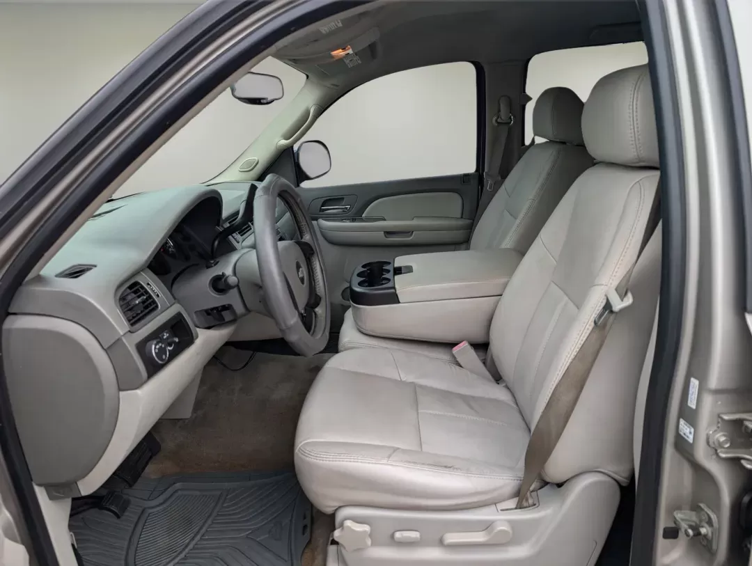 2008 /Dark Titanium/Light Titanium Chevrolet Avalanche LS (3GNEC12078G) with an Gas/Ethanol V8 5.3L/325 engine, 4-Speed Automatic w/OD transmission, located at 1430 Gateway Drive, Opelika, AL, 36801, (334) 239-0944, 32.637871, -85.409790 - 2008 Chevrolet Avalanche LS - Photo#9