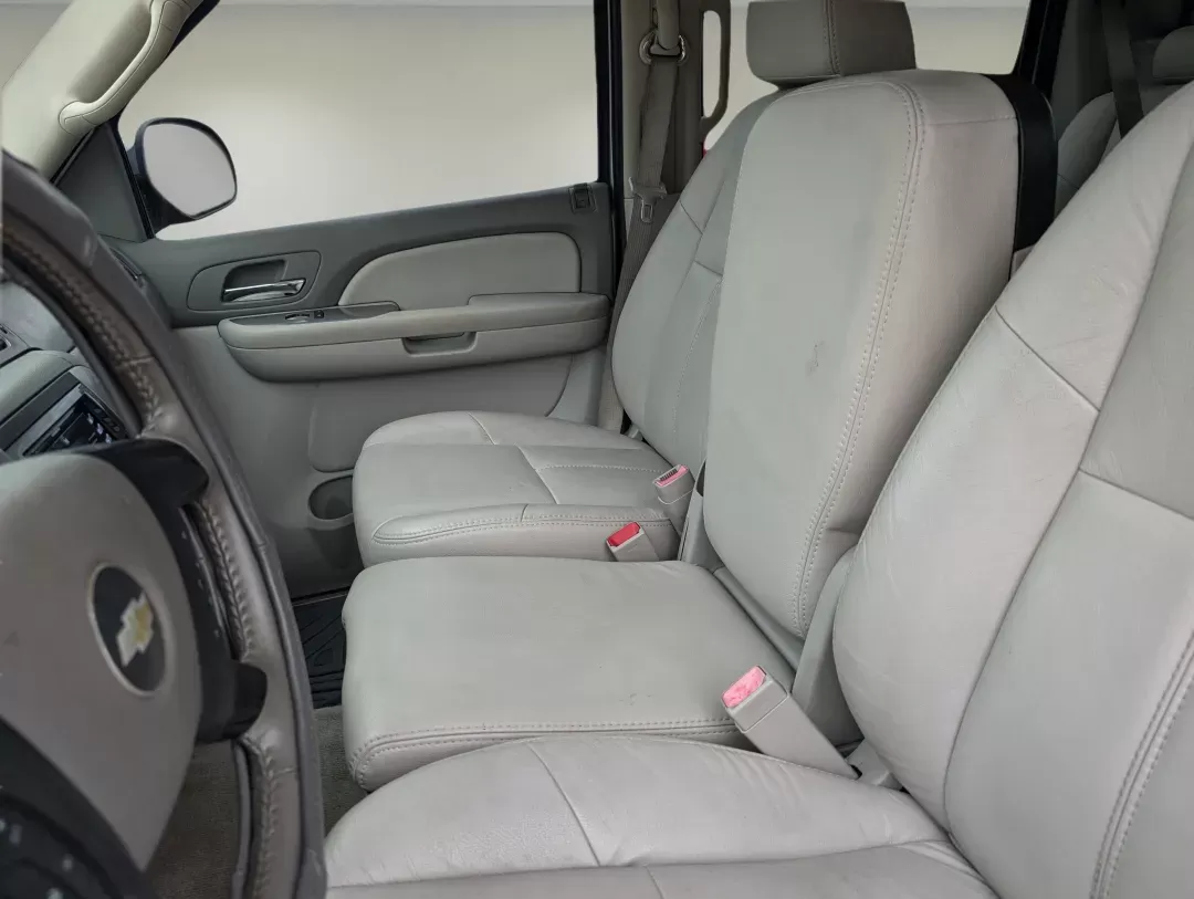 2008 /Dark Titanium/Light Titanium Chevrolet Avalanche LS (3GNEC12078G) with an Gas/Ethanol V8 5.3L/325 engine, 4-Speed Automatic w/OD transmission, located at 1430 Gateway Drive, Opelika, AL, 36801, (334) 239-0944, 32.637871, -85.409790 - 2008 Chevrolet Avalanche LS - Photo#10