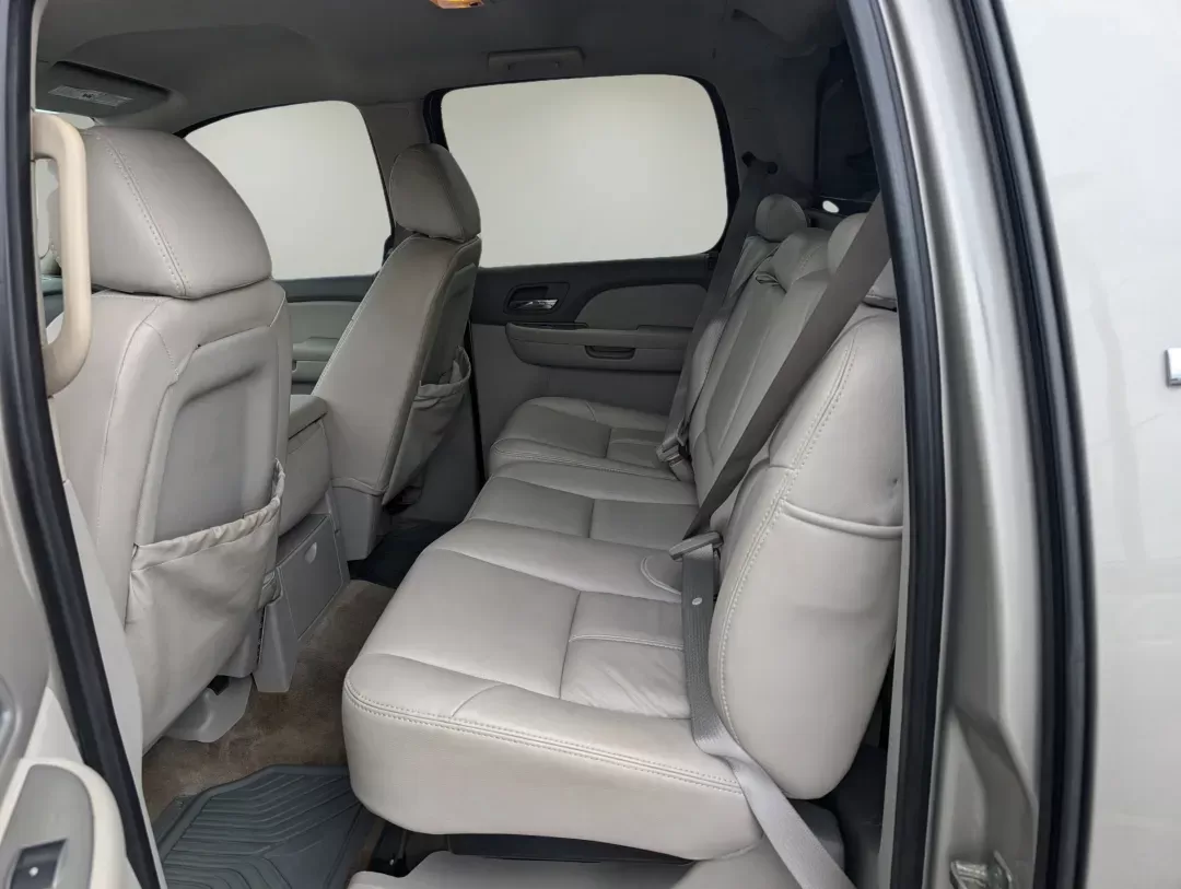 2008 /Dark Titanium/Light Titanium Chevrolet Avalanche LS (3GNEC12078G) with an Gas/Ethanol V8 5.3L/325 engine, 4-Speed Automatic w/OD transmission, located at 1430 Gateway Drive, Opelika, AL, 36801, (334) 239-0944, 32.637871, -85.409790 - 2008 Chevrolet Avalanche LS - Photo#11