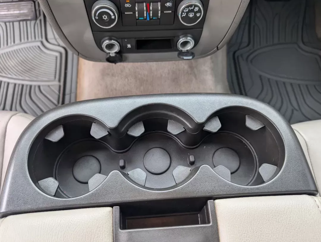 2008 /Dark Titanium/Light Titanium Chevrolet Avalanche LS (3GNEC12078G) with an Gas/Ethanol V8 5.3L/325 engine, 4-Speed Automatic w/OD transmission, located at 1430 Gateway Drive, Opelika, AL, 36801, (334) 239-0944, 32.637871, -85.409790 - 2008 Chevrolet Avalanche LS - Photo#13