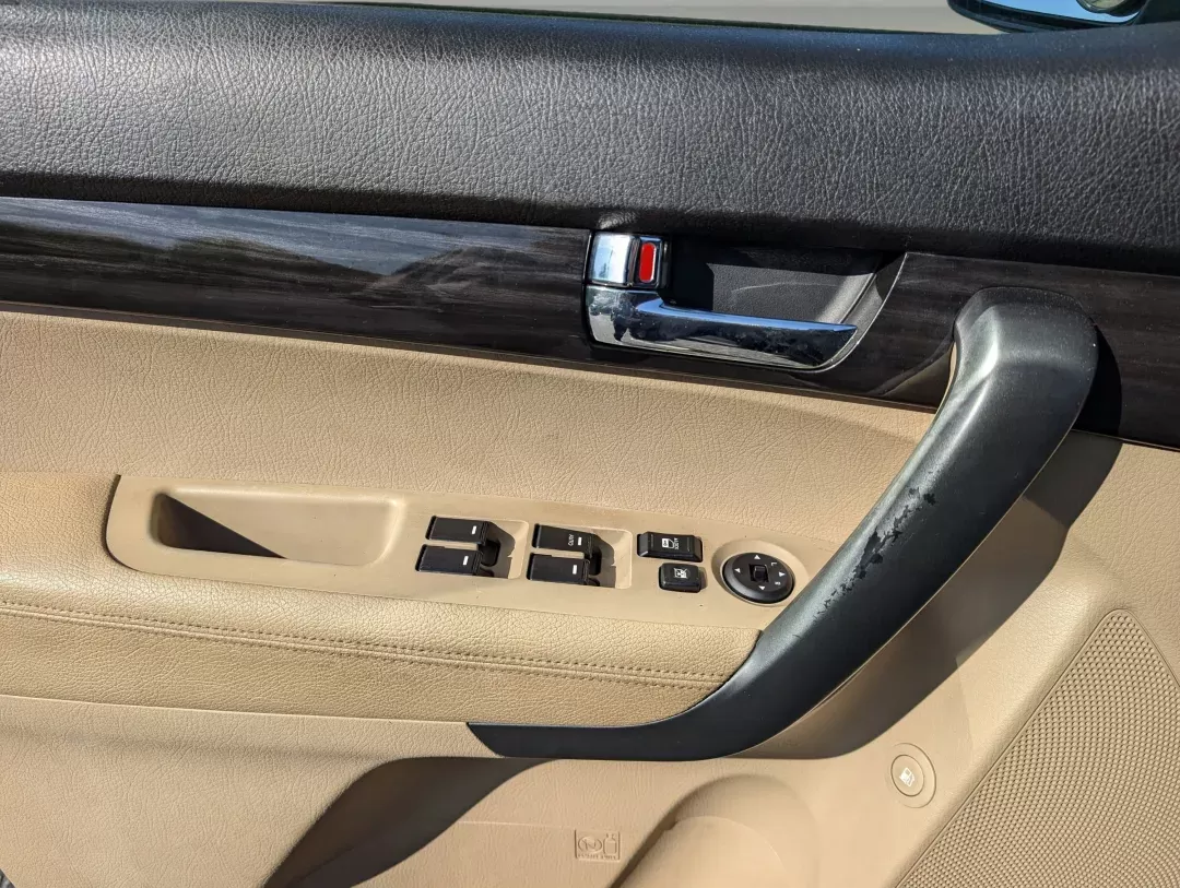 2011 /Beige Kia Sorento LX (5XYKT3A16BG) with an Gas I4 2.4L/144 engine, 6-Speed Automatic w/OD Sportmatic transmission, located at 7000 Northlake Connector, Columbus, GA, 31904, (706) 987-8085, 32.524975, -84.978134 - 2011 Kia Sorento LX - Photo#8