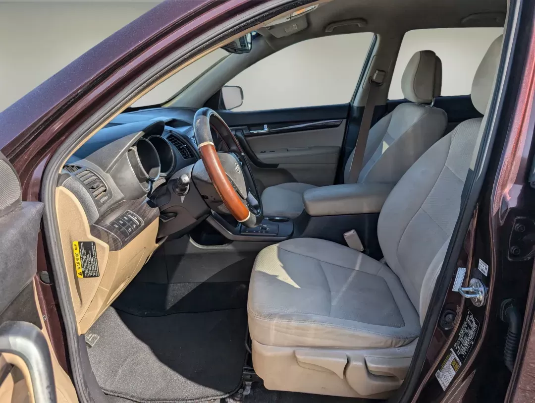 2011 /Beige Kia Sorento LX (5XYKT3A16BG) with an Gas I4 2.4L/144 engine, 6-Speed Automatic w/OD Sportmatic transmission, located at 7000 Northlake Connector, Columbus, GA, 31904, (706) 987-8085, 32.524975, -84.978134 - 2011 Kia Sorento LX - Photo#9