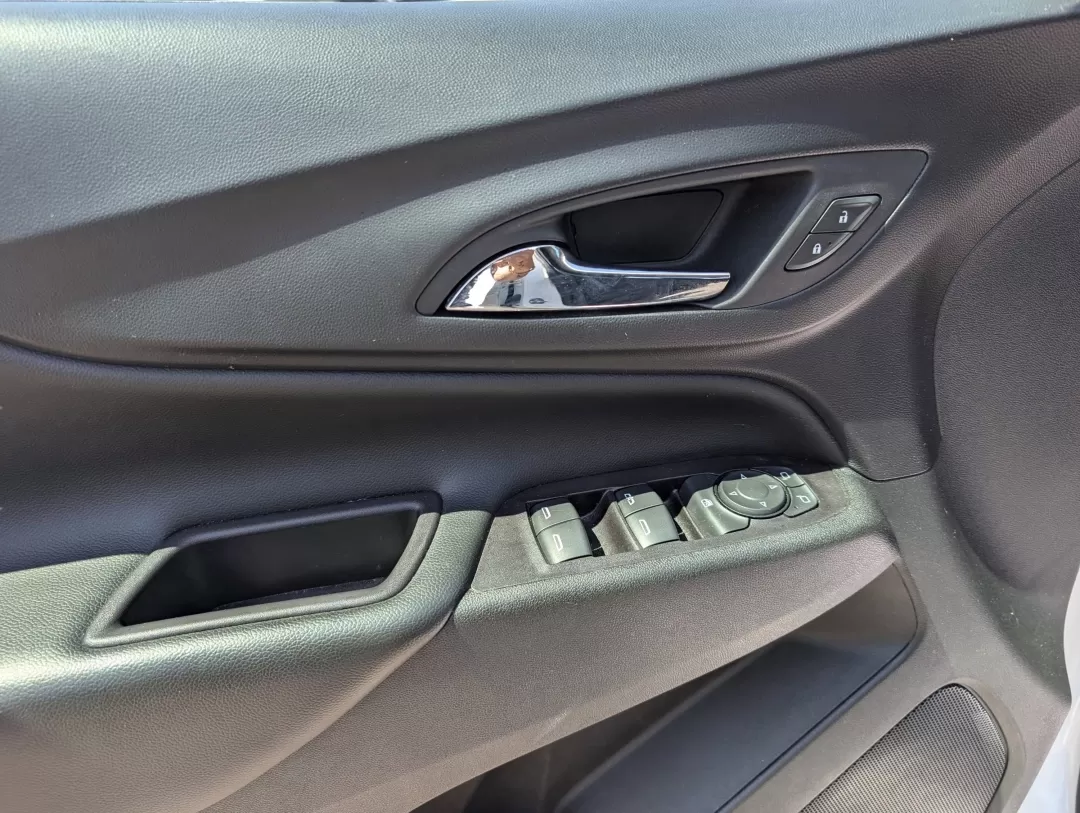 2022 /Jet Black Chevrolet Equinox LT (2GNAXKEVXN6) with an Other engine, located at 804 22nd Ave, Phenix City, AL, 36870, (334) 297-1860, 32.484749, -85.024475 - Discover the perfect blend of style, comfort, and capability with the 2022 Chevrolet Equinox LT, available at Gils Auto in Columbus, GA. This sporty SUV is ideal for weekend adventures, family outings, or daily commutes-making it a versatile choice for anyone looking to elevate their driving experie - Photo#8