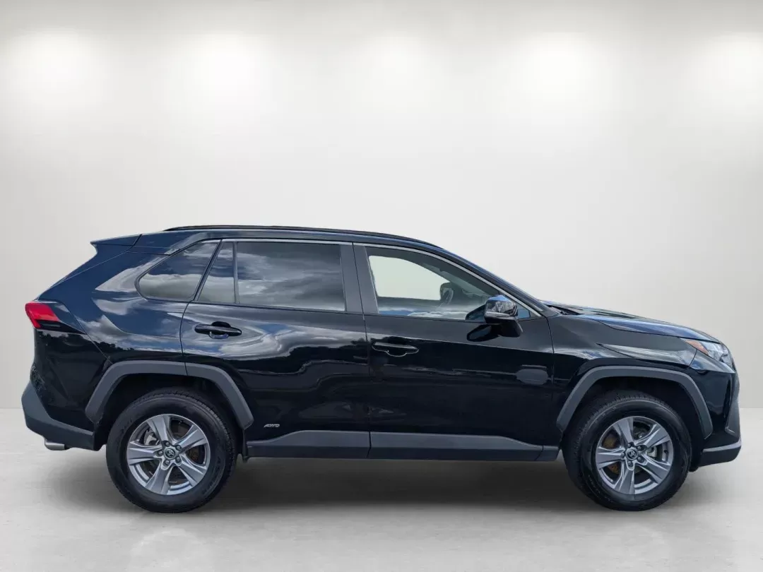 2022 Toyota RAV4 Hybrid XLE (4T3RWRFV6NU) with an Gas/Electric I-4 2.5 L/152 engine, 1-Speed CVT w/OD transmission, located at 3959 U.S. 80 W, Phenix City, AL, 36870, (334) 297-4885, 32.469296, -85.135185 - 2022 Toyota RAV4 Hybrid XLE - Photo#4