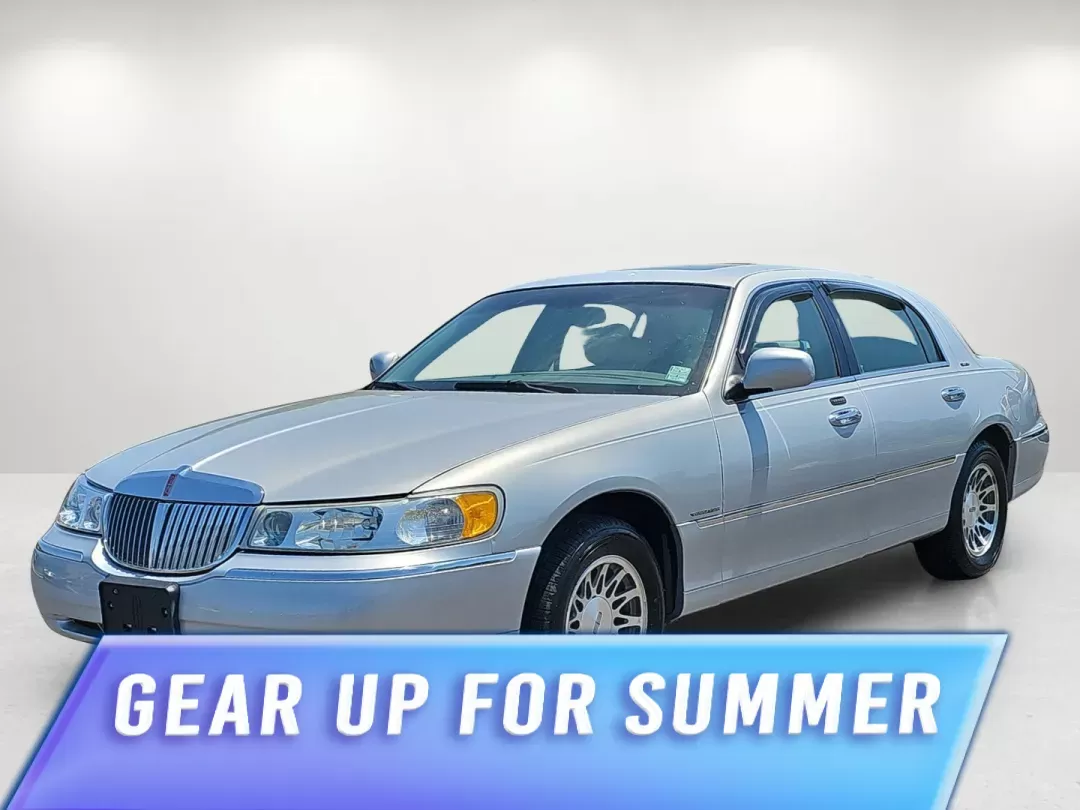 photo of 2001 Lincoln Town Car Signature