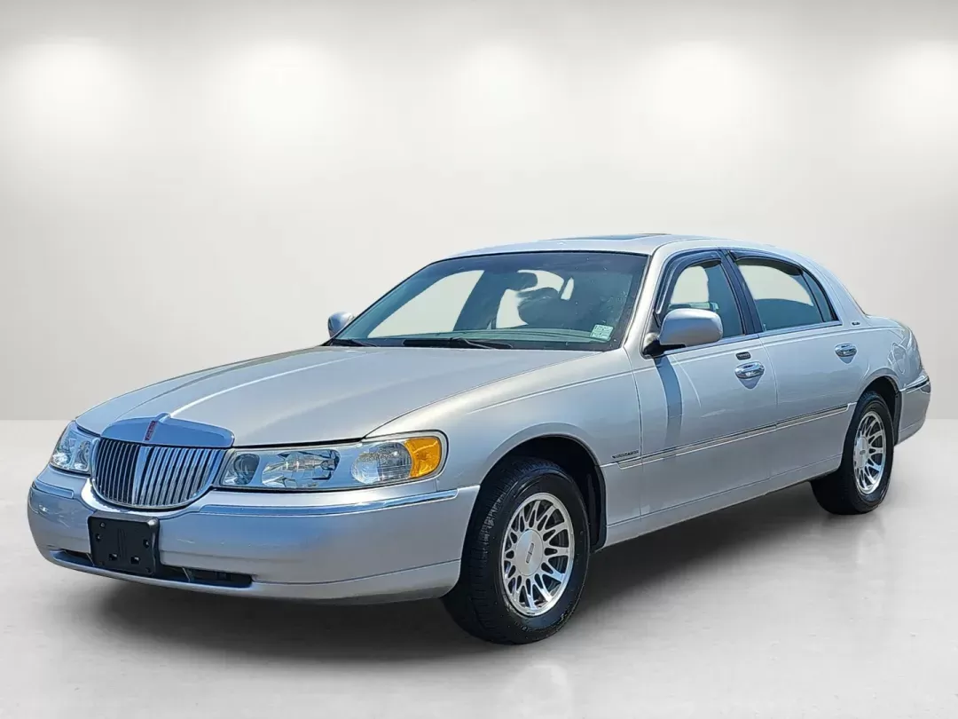 2001 Lincoln Town Car Signature (1LNHM82W01Y) with an Gas V8 4.6L/281 engine, 4-Speed Electronic Automatic w/OD transmission, located at 521 Old Farm Lane Rd, Prattville, AL, 36066, (334) 325-1505, 32.482460, -86.416367 - 2001 Lincoln Town Car Signature - Photo#0