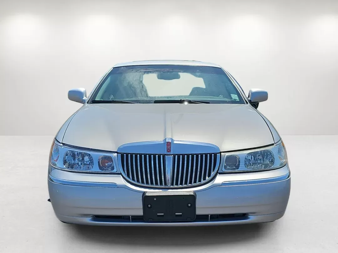2001 Lincoln Town Car Signature (1LNHM82W01Y) with an Gas V8 4.6L/281 engine, 4-Speed Electronic Automatic w/OD transmission, located at 521 Old Farm Lane Rd, Prattville, AL, 36066, (334) 325-1505, 32.482460, -86.416367 - 2001 Lincoln Town Car Signature - Photo#1