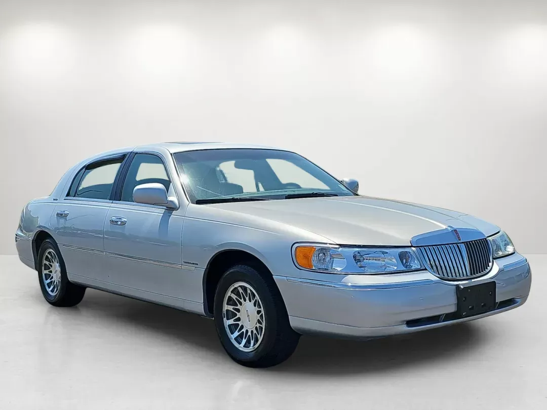 2001 Lincoln Town Car Signature (1LNHM82W01Y) with an Gas V8 4.6L/281 engine, 4-Speed Electronic Automatic w/OD transmission, located at 521 Old Farm Lane Rd, Prattville, AL, 36066, (334) 325-1505, 32.482460, -86.416367 - 2001 Lincoln Town Car Signature - Photo#2