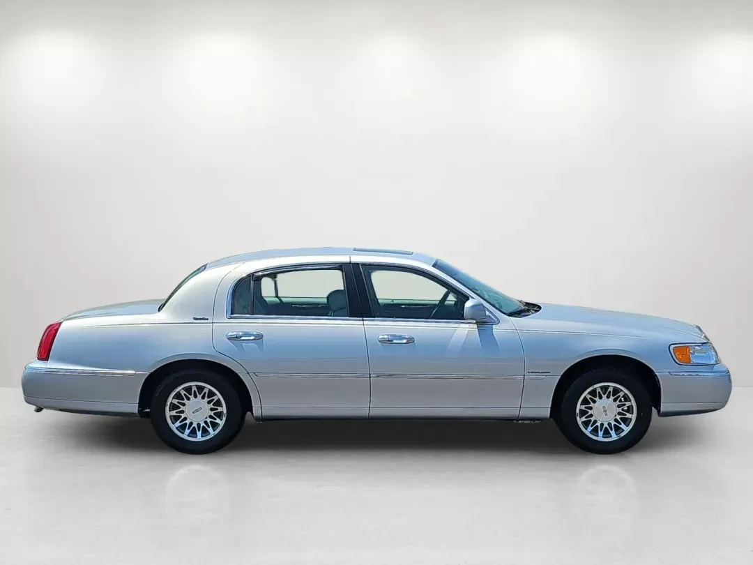 2001 Lincoln Town Car Signature (1LNHM82W01Y) with an Gas V8 4.6L/281 engine, 4-Speed Electronic Automatic w/OD transmission, located at 521 Old Farm Lane Rd, Prattville, AL, 36066, (334) 325-1505, 32.482460, -86.416367 - 2001 Lincoln Town Car Signature - Photo#3