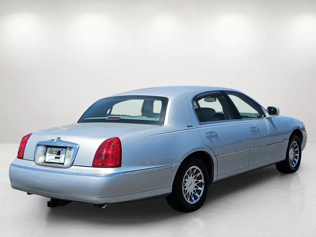 2001 Lincoln Town Car Signature (1LNHM82W01Y) with an Gas V8 4.6L/281 engine, 4-Speed Electronic Automatic w/OD transmission, located at 521 Old Farm Lane Rd, Prattville, AL, 36066, (334) 325-1505, 32.482460, -86.416367 - 2001 Lincoln Town Car Signature - Photo#4