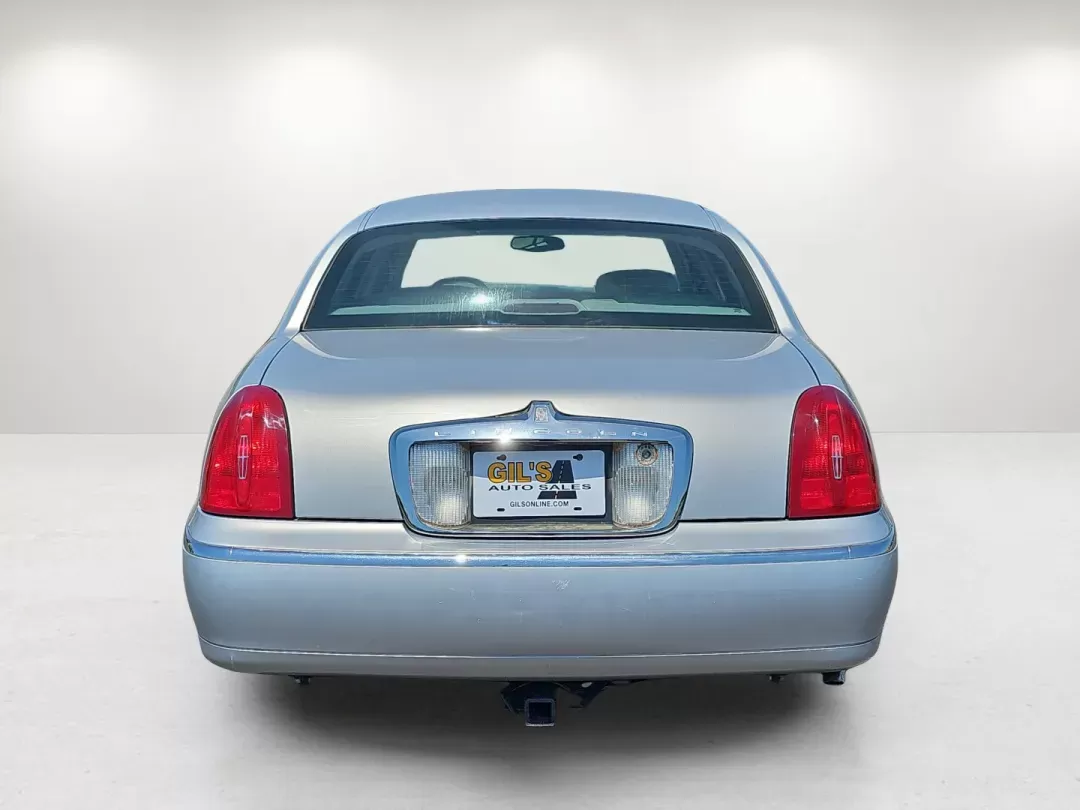 2001 Lincoln Town Car Signature (1LNHM82W01Y) with an Gas V8 4.6L/281 engine, 4-Speed Electronic Automatic w/OD transmission, located at 521 Old Farm Lane Rd, Prattville, AL, 36066, (334) 325-1505, 32.482460, -86.416367 - 2001 Lincoln Town Car Signature - Photo#5