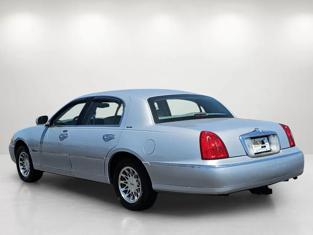 2001 Lincoln Town Car Signature (1LNHM82W01Y) with an Gas V8 4.6L/281 engine, 4-Speed Electronic Automatic w/OD transmission, located at 521 Old Farm Lane Rd, Prattville, AL, 36066, (334) 325-1505, 32.482460, -86.416367 - 2001 Lincoln Town Car Signature - Photo#6