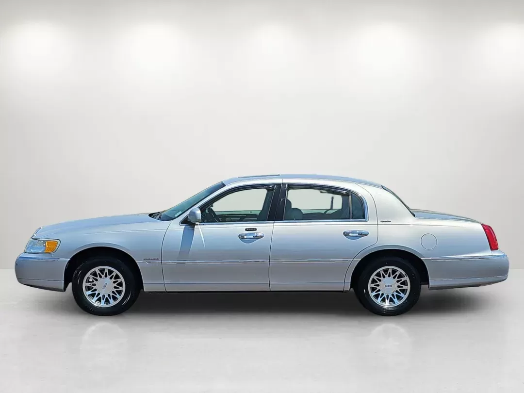 2001 Lincoln Town Car Signature (1LNHM82W01Y) with an Gas V8 4.6L/281 engine, 4-Speed Electronic Automatic w/OD transmission, located at 521 Old Farm Lane Rd, Prattville, AL, 36066, (334) 325-1505, 32.482460, -86.416367 - 2001 Lincoln Town Car Signature - Photo#7