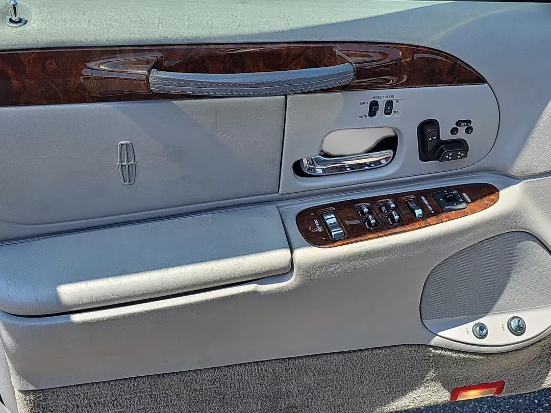 2001 Lincoln Town Car Signature (1LNHM82W01Y) with an Gas V8 4.6L/281 engine, 4-Speed Electronic Automatic w/OD transmission, located at 521 Old Farm Lane Rd, Prattville, AL, 36066, (334) 325-1505, 32.482460, -86.416367 - 2001 Lincoln Town Car Signature - Photo#8