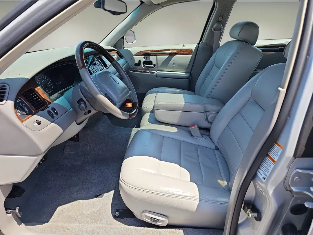 2001 Lincoln Town Car Signature (1LNHM82W01Y) with an Gas V8 4.6L/281 engine, 4-Speed Electronic Automatic w/OD transmission, located at 521 Old Farm Lane Rd, Prattville, AL, 36066, (334) 325-1505, 32.482460, -86.416367 - 2001 Lincoln Town Car Signature - Photo#9