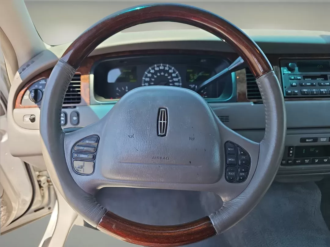 2001 Lincoln Town Car Signature (1LNHM82W01Y) with an Gas V8 4.6L/281 engine, 4-Speed Electronic Automatic w/OD transmission, located at 521 Old Farm Lane Rd, Prattville, AL, 36066, (334) 325-1505, 32.482460, -86.416367 - 2001 Lincoln Town Car Signature - Photo#11