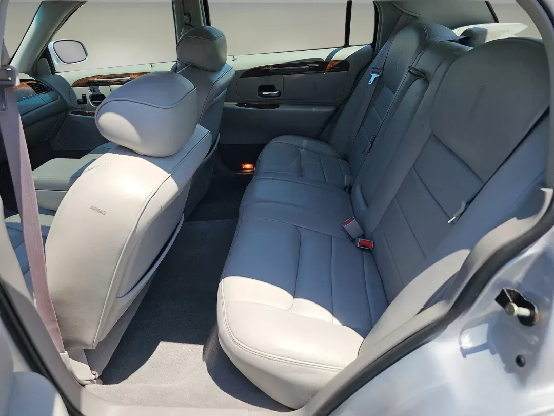 2001 Lincoln Town Car Signature (1LNHM82W01Y) with an Gas V8 4.6L/281 engine, 4-Speed Electronic Automatic w/OD transmission, located at 521 Old Farm Lane Rd, Prattville, AL, 36066, (334) 325-1505, 32.482460, -86.416367 - 2001 Lincoln Town Car Signature - Photo#14