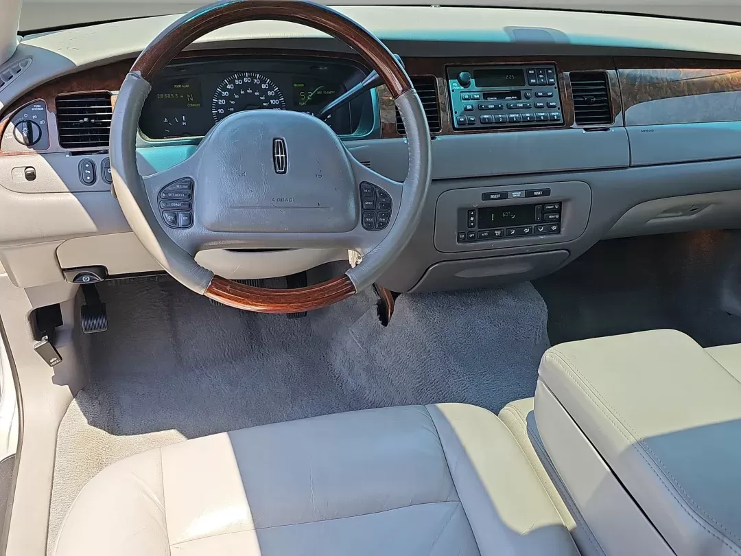 2001 Lincoln Town Car Signature (1LNHM82W01Y) with an Gas V8 4.6L/281 engine, 4-Speed Electronic Automatic w/OD transmission, located at 521 Old Farm Lane Rd, Prattville, AL, 36066, (334) 325-1505, 32.482460, -86.416367 - 2001 Lincoln Town Car Signature - Photo#15